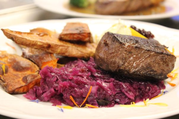 Hirschrückensteak, regionale Küche, Restaurant, Gasthof Lahnerhof, Obergail, Lesachtal, Kärnten
